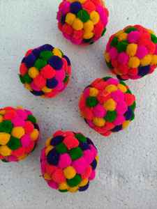 Décoration de boules pompon colorées Holi du Rajasthan en laine |   Décoration de mariage sur le thème indien pour les jeux et événements Mehndi Sangeet Haldi - Product Image 4