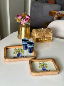 Bandeja pequeña de madera de mango con rayas azules y diseño de limón, bandeja redonda de madera con asas, bandeja decorativa para servir. - Product Image 4