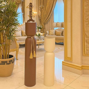Paire d'encensoirs modernes hauts au design cylindrique élégant, avec pompons décoratifs et finition raffinée pour l'aromathérapie - Product Image 1