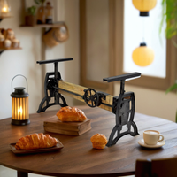 Table à manger à manivelle en métal de style industriel moderne avec tige en bois caractéristique de levage à la main pour café, restaurant ou bar