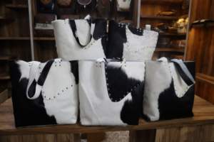 กระเป๋าโท้ทหนังวัวแท้ขนฟู ขนาดใหญ่ ดีไซน์เก๋สไตล์โบโฮ กระเป๋าสะพายไหล่สำหรับผู้หญิง กระเป๋าช้อปปิ้งหนังวัวสุดชิค คอลเลคชั่น - Product Image 2