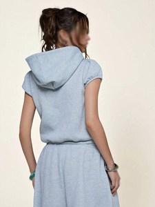 Sudadera con capucha y cremallera de algodón polar gris claro para mujer, de manga corta abullonada, estilo casual urbano, corte holgado, marca privada, proveedor. - Product Image 2