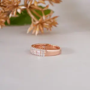 แหวนแต่งงานทรงอิเทอร์นิตี้ประดับมอสซาไนต์สามแถวสีโรสโกลด์สุดหรู ดีไซน์ทรงบาแกตต์และทรงกลม เหมาะเป็นของขวัญวันครบรอบสำหรับเธอ - Product Image 4