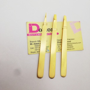 Pince à épiler professionnelle plaquée or brillant avec logo personnalisé, à pointe inclinée, pour épilation des poils incarnés et des sourcils, au Pakistan - Product Image 4