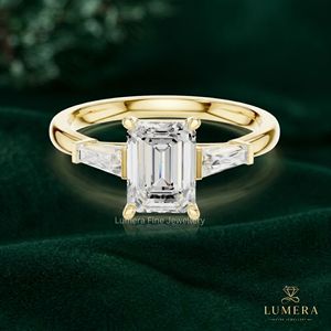 Anillo Solitario de Esmeralda con Piedras Laterales de Corte Baguette Cónico, Anillo de Aniversario, Anillo de Boda Brillante de Tres Piedras - Product Image 2
