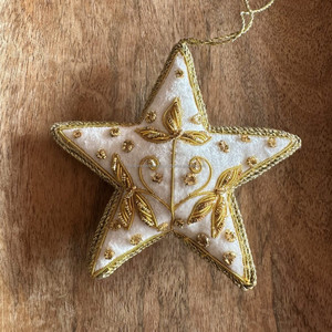 Ornamento stella ricamato in oro decorazione di natale in velluto con elegante ornamento di Natale con perline floreali in feltro - Product Image 1