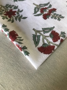 ผ้าฝ้ายพิมพ์ลายด้วยมือ – ลายดอกบุตะสีแดง |   สิ่งทอทำมือแบบดั้งเดิมของอินเดีย - Product Image 4