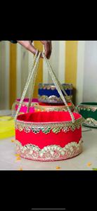 Cesta festiva vibrante hecha a mano con asa de encaje dorado para regalos de Pooja y decoración del hogar, una cesta festiva bellamente elaborada a mano. - Product Image 4