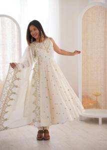 Vestido de seda romana con diseño de lentejuelas y bordados, con falda y conjunto de dupatta. - Product Image 5
