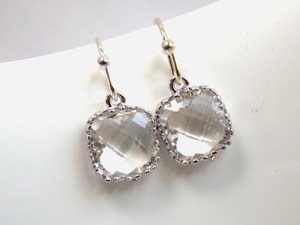 Pendientes de cristal pequeños y delicados, pendientes plateados para dama de honor junior, pendientes nupciales, regalo para mujer - Product Image 4