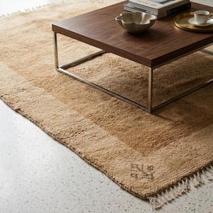 Alfombra de Lana Anudada a Mano de Estilo Clásico en Color Beige Arena, Diseño Floral Minimalista con Borde Decorativo y Flecos - Product Image 4