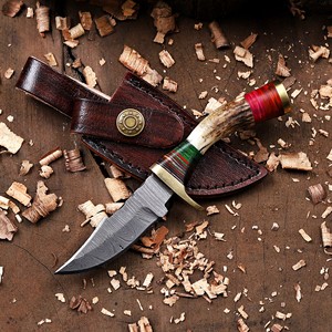 Cuchillo Nórdico de Acero de Damasco de 6 Pulgadas con Hoja Fija y Punta Clip para Caza/Camping/Desollado/EDC, Mango de Cuerno de Ciervo, Grado Industrial, Personalizado - Product Image 1