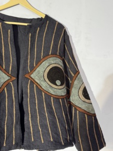 Veste Suzani Evil Eye – Manteau en tissu TNT fait main – Veste ouverte brodée style bohème avec motifs yeux - Product Image 6
