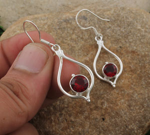 ต่างหูห้อยประดับพลอยโกเมนสีแดงธรรมชาติ เงินแท้ 925 ชุบเงิน งานแฮนด์เมด สไตล์วินเทจสุดหรู เหมาะเป็นของขวัญสำหรับงานแต่งงาน - Product Image 4