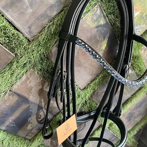 Brida de Doma de Cuero Negro de Lujo con Patente de Serpiente Azul Grabada, Diadema de Cristal Azul, Acolchado Ultra Suave, Equipo Ecuestre - Product Image 6