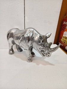 Figurine de rhinocéros en argent poli, sculpture d'animal détaillée, décoration de table de luxe, art animalier, cadeau pour la maison - Product Image 4