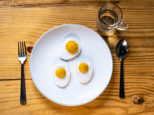 ไข่สักหลาดเย็บมือ ของเล่นทำอาหารสำหรับเด็ก ชุดอาหารเช้าสำหรับเล่นบทบาทสมมติในวันอีสเตอร์ ผลิตภัณฑ์ค้าปลีกแบบยุติธรรม ทำจากเส้นใยขนสัตว์ 100% - Product Image 5