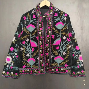 Exquisita Chaqueta Boho Floral Tejida a Mano con Bordado, Impresionante Chaqueta Negra Abierta con Forro de Algodón Suzani y Terciopelo Verde Azulado - Product Image 1