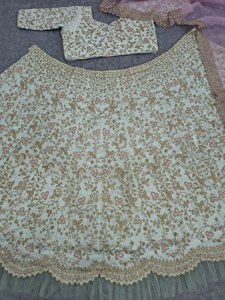 Lehenga Choli en soie vert menthe évasé avec broderie florale Zari et dupatta en résille festonnée rose poudré - Product Image 5