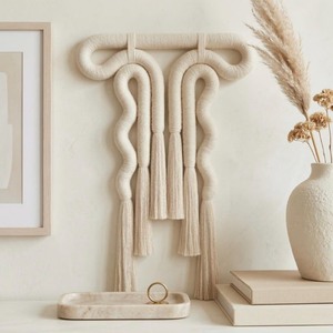 Décoration murale en macramé, style bohème, design géométrique abstrait, fibres naturelles, forme irrégulière, emballage en une seule pièce - Product Image 1