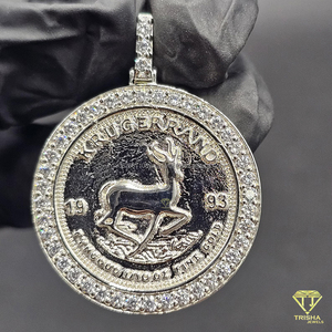 Collar de Lujo con Colgante de Antílope y Moneda Krugerrand, Bisel de Diamantes Iced Out, Pieza de Diseño de Alta Definición Inspirada en Diseñadores - Product Image 1