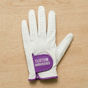 ถุงมือหนังกอล์ฟแบบกำหนดเอง OEM ระบายอากาศได้ดี จับกระชับมือ ปักลายปิดผนึก ผู้ผลิตอุปกรณ์กอล์ฟแบรนด์ส่วนตัว - Product Image 1