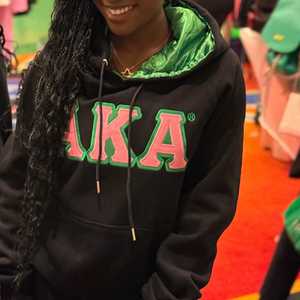 AKA เสื้อฮู้ดสีดำพรีเมียมสำหรับผู้หญิง ปักตัวอักษรกรีก เสื้อพูลโอเวอร์ผ้าฟลีซเนื้อนุ่ม สวมใส่สบาย มีสไตล์ - Product Image 2