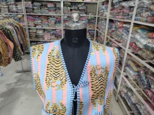 Chaleco bomber de algodón acolchado con estampado de rayas de tigre y flores, reversible, transpirable, de manga corta para mujer, regalo para ella. - Product Image 4