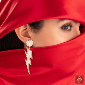 PRAO Thunderbolt Collection Danglers Pendientes colgantes finos en resina blanca - Product Image 4