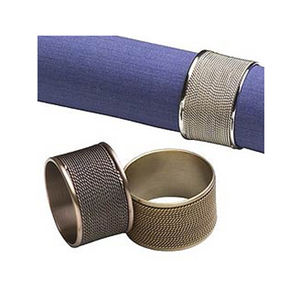 Anneau en aluminium de qualité supérieure avec motif gaufré pour une présentation des serviettes plus rapide et plus efficace lors de la mise en place de la table. - Product Image 1