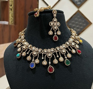 Precioso Conjunto de Collar y Pendientes de Latón Chapado en Oro con Piedras de Moissanita, Regalo Moderno para Bodas, Compromisos y Aniversarios de Estilo Indio - Product Image 1