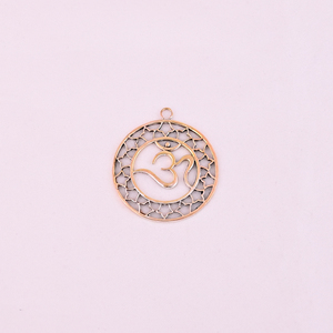 Pendentif OM vintage en laiton plaqué or gaufré 36x36MM - Product Image 1