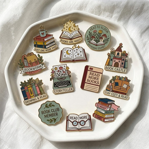 Set <span class=keywords><strong>de</strong></span> Pins Esmaltados Personalizados para Amantes <span class=keywords><strong>de</strong></span> los Libros: Estantería Vintage, Máquina <span class=keywords><strong>de</strong></span> <span class=keywords><strong>Escribir</strong></span>, Café, Lectura. Pins <span class=keywords><strong>de</strong></span> Solapa, Regalos Literarios para Lectores y Clubes <span class=keywords><strong>de</strong></span> Escritores. - Product Image 1
