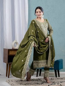 Conjunto de Salwar Kameez Verde Oliva Bordado para Mujer con Borde de Borlas y Chal, Traje Festivo Indio - Product Image 6