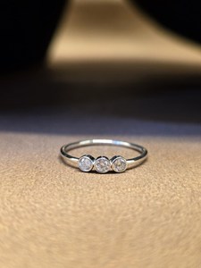 Bague tendance à trois pierres en moissanite taille ronde, en argent sterling 925 original, pour mariage, promesse ou anniversaire, avec breloques - Product Image 1
