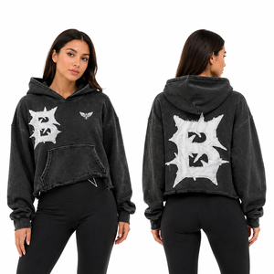 Sweat à capuche court noir délavé pour femme, style streetwear oversize, avec patchs graphiques usés, logo personnalisé, pull décontracté - Product Image 1