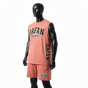 Conjunto de camiseta sin mangas y pantalones cortos para hombre, de algodón premium, estilo urbano, con logo personalizado impreso. - Product Image 4