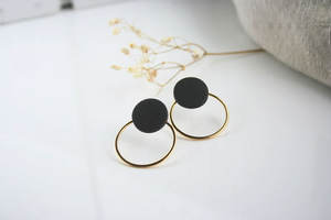 Pendientes de Aro Dorados con Disco de Cerámica Blanca Moteada - Aros Colgantes Minimalistas con Disco de Piedra - Joyería Moderna Neutral para Fiestas, Bañados en Rodio - Product Image 2