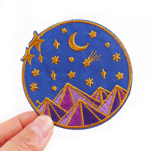 Parches Termoadhesivos de Fieltro No Tejido Bordados a Mano de Alta Calidad con Logotipo Personalizado para Marca - Product Image 1