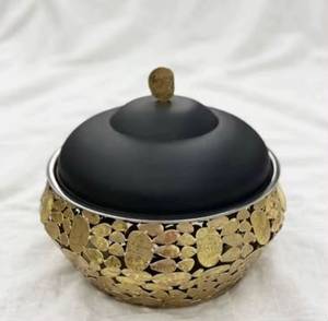Olla de lujo de latón con diseño calado para calentar alimentos, cacerola con tapa negra mate y revestimiento de acero inoxidable, tipo chafing dish. - Product Image 2