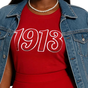Camiseta Delta 1913 con Bordado Chenille, Prenda de Algodón Premium para Hermandades, Ropa Griega DST, Camiseta Roja de Orgullo, Servicio OEM - Product Image 6