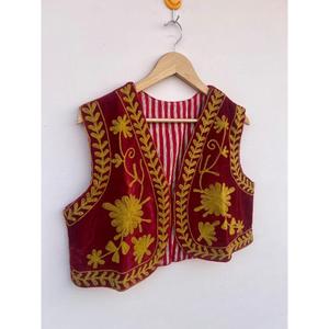 Amorzinho Gilet court en velours Suzani brodé traditionnel indien, double boutonnage, col en V, 100% coton, écologique, vintage - Product Image 3