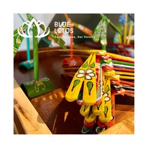 Juguete de equilibrio de bambú colorido y sostenible con diseño de libélula, ideal para decoración de espacios exteriores, MÁS VENDIDO - Product Image 1