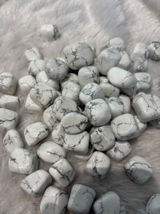 Pierre de howlite polie, ronde et lisse, aux tons blancs doux et veinures grises distinctives, idéale pour les collections de cristaux et la décoration. - Product Image 3