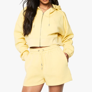 Ensemble sportif pour femme : Sweat à capuche streetwear ample à manches longues zippées, panneaux plissés et effet usé, et short en polaire - Product Image 1