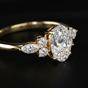 Bague de fiançailles classique pour femme en or jaune 14 carats avec diamant de 1,50 carat, taille ovale, solitaire, marquise, grappe latérale de diamants de laboratoire - Product Image 2