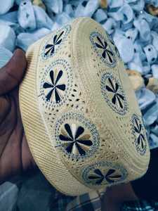 Madina Trade Int. Vente Flash : Bonnet de Prière Musulman Thaïlandais Brodé Personnalisé de Haute Qualité (Kaba/Monogramme) Blanc 100% Coton Maille - Product Image 3