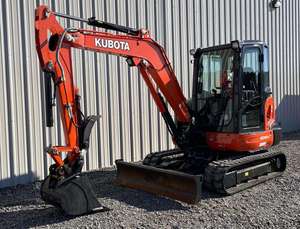 รถขุดขนาดเล็ก KUBOTA KX040-4 40 แรงม้า ห้องโดยสารแบบปิด ได้รับการรับรองมาตรฐาน EPA และ CE พร้อมมอเตอร์ไฮดรอลิกเสริม ปั๊ม กล่องเกียร์ และระบบ PLC - Product Image 3