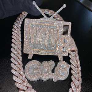 Collar con Letra Personalizada 'FM Radio' con Incrustaciones de Moissanita VVS, Plata 925, Chapado en Oro de 18K, Corte Brillante Redondo, Estilo Hip Hop para Hombre - Product Image 2