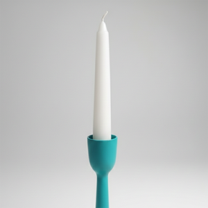 Porte-bougie en métal vert turquoise vibrant, avec une silhouette moderne en forme de filier et une base large et arrondie, pour une décoration de table moderne. - Product Image 3